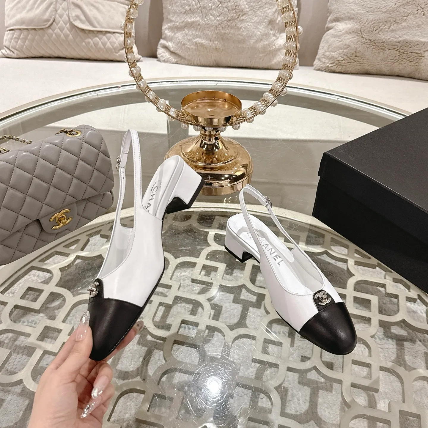 💕💕Factory direct selling price p540💕💕Chanel 2025SS spring and summer new double C button Mary Jane🆕Xiao Xiang𝐂Jia's beautiful Mary Jane sandals are so sweet that they are so beautiful that they have a round square toe design. Cute and cute ~ metal/button logo. The appearance is super online. When worn, it looks like a wealthy daughter. I thought it was good-looking. Only when you put it on your feet will you know how easy it is to wear~ Upper: Customized lambskin Lining: Sheepskin Outsole: Genuine leather outsole imported from Italy Size number: 35-42 (40.41.42 customization is non-refundable) Packaging: The latest gift box packaging at the counter